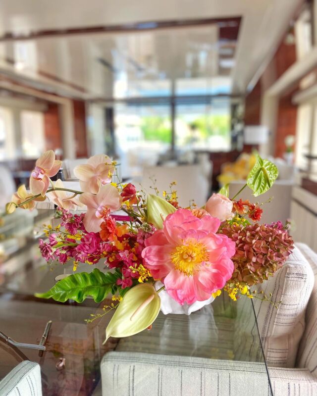 🌸 As a florist, I'm always looking for ways to push the boundaries and create unique arrangements. This time, I decided to let my quirky side shine through with this unconventional flower arrangement.🌸 
.
.
.

#quirkyflowers #flowerarrangement #florist #creativity #fun #pushingboundaries" #superyacht #tablestylist