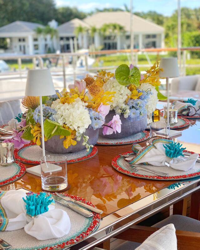 Bringing a taste of the tropics to our table setting in beautiful Florida 🌴🌺🍍✨

#tropicalvibes #floridalife #tablesettinginspo #pineapplelove #brunchgoals #dinnerpartyideas #superyacht #tablestylist