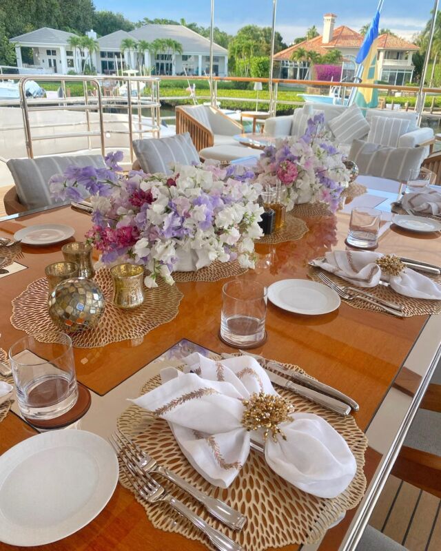 🌸 Can we take a moment to appreciate the dreamy pastel colors and the amazing scent of these Japanese sweet peas? 🌸
.
.
.

#FlowerPower #LunchtimeVibes #JapaneseSweetPea #NatureInspired #ElegantEats" #superyacht #tablestylist